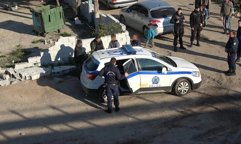 Ορχομενός: Λιθοβολισμοί, πυροβολισμοί και τραυματισμοί σε οικισμό Ρομά